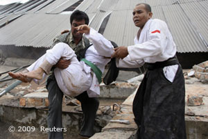 Erdbeben Indonesien: Bergung einer Verletzten