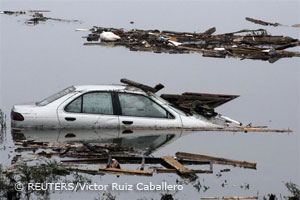 Erdbeben Chile: Auto in den Fluten des Tsunami