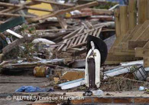 Erdbeben Chile Madonnenstatue inmitten der Zerstörung