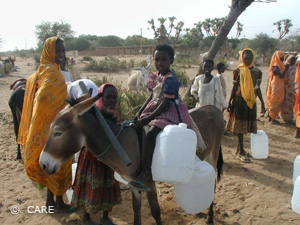 Sudan: Esel mit Wasser beladen