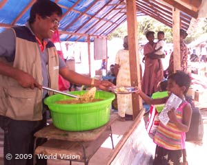 Essensausgabe im Flüchtlingscamp in Sri Lanka