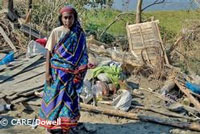 Zyklon Bangladesch: Fischerin vor Trümmern ihrer Hütte
