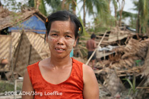 Zyklon in Birma: Frau vor Trümmern