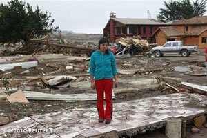 Erdbeben Chile: Frau steht da, wo mal ihr Haus stand