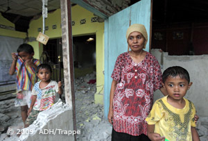 Erdbeben Indonesien: Eine Frau mit ihren Kindern im völlig zerstörten Haus
