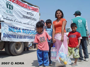 Frau mit Kindern bei der Hilfsgueterausgabe 300px