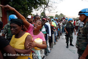 Haiti: Anstehen für Wasser