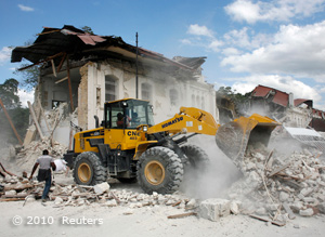 Haiti: Bagger beseitigt Schutt