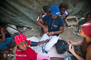 Haiti: Blutdruck messen bei einem Mädchen