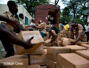 Haiti: HIlfsgüter von CARE werden verteilt
