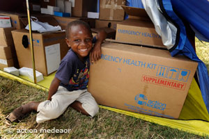 Haiti: Junge mit Hilfspaketen