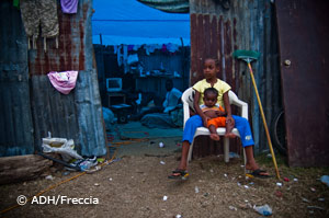Haiti: 2 Kinder sitzen auf einem Stuhl