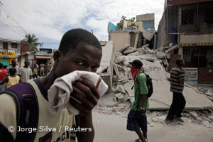 Haiti: Menschen versuchen sich vor Verwesungsgeruch zu schützen