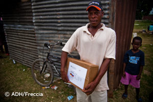Haiti: Mann mit Hilfspaket