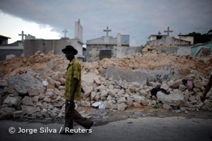 Haiti: Mann vor Trümmern