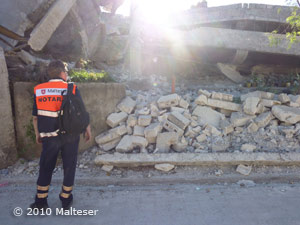 Haiti: Arzt der Malteser vor Trümmern eines Hauses