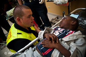 Haiti: Verletzter Junge auf einer Trage