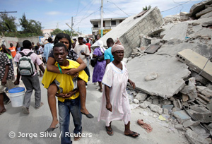 Haiti: verletze Frau wird getragen