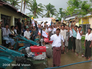 Zyklon in Birma: Handtraktor