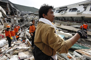 2009.10.02 Erdbeben Indonesien: Helfer suchen in den Trümmern