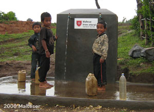 Jungen am Trinkwasserbrunnen