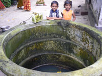Kinder-vor-Brunnen