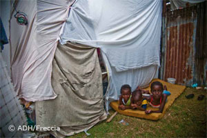 Haiti: Kinder auf einer Matratze