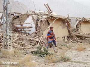 Erdbeben Pakistan: Mann vor zerstörtem Haus