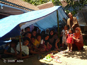 Erdbeben Indonesien Menschen unter einer Plane