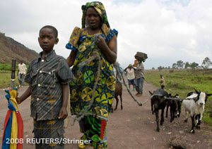 Kongo: Mutter und Sohn mit Ziegen