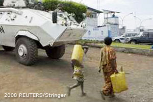 Kongo: Menschen vor Panzer