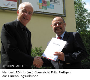 Heribert Röhrig (re.) überreicht Fritz Pleitgen die Ernennungsurkunde