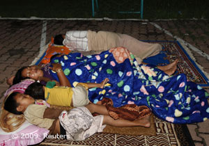 Erdbeben Indonesien: Familie schläft im Freien
