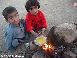 Erdbeben Pakistan: Zwei kleine Kinder an einer Kochstelle