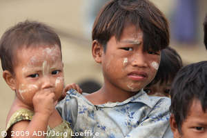 ein Jahr nach dem Zyklon Nargis in Birma: Kinder in Hlwa Zar