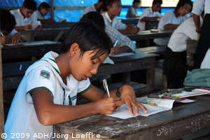 ein Jahr nach dem Zyklon Nargis in Birma: Junge in der Schule