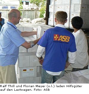 Hilfslieferung für Birma wird gepackt