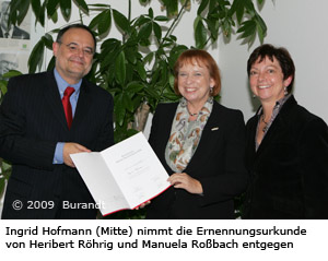 Ingrid Hofmann (Mitte) nimmt die Ernennungsurkunde  entgegen