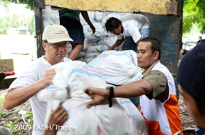 Erdbeben Indonesien: Verteilung von Hilfsgütern