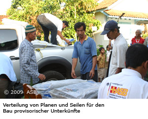 Erdbeben Indonesien - Verteilung von Planen