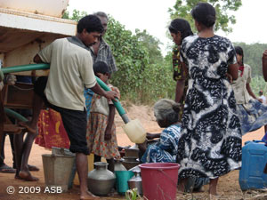 Flüchtlinge in Sri Lanka werden mit Trinkwasser versorgt