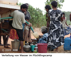 Flüchtlingscamp in Sri Lanka: Wasserausgabe