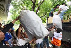 Erdbeben Indonesien: Hilfslieferung in Padang