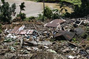 2009.10.03 Erdbeben Indonesien: zerstörte Häuser