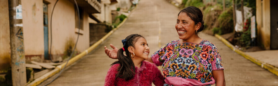 Frau und Kind auf Straße Frau und Kind auf Straße